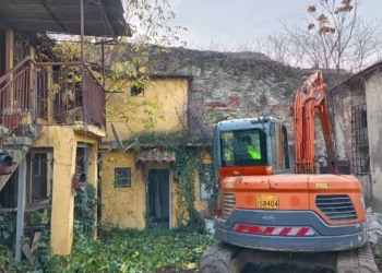 Θεσσαλονίκη: Ξεκίνησαν οι κατεδαφίσεις ετοιμόρροπων στην Άνω Πόλη (photo)