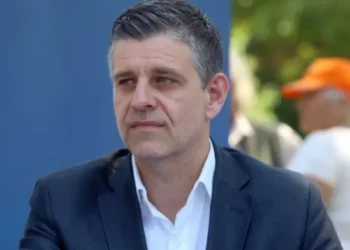 Τρεις “εντός”, τρεις “εκτός”, μία καρέκλα – και ένας καφές στα γύρω καφέ