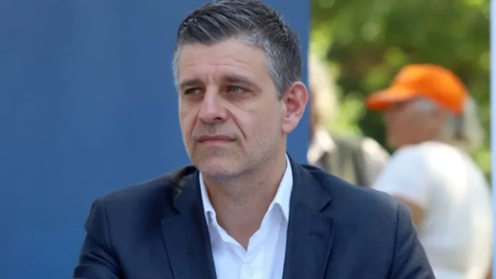 Τρεις “εντός”, τρεις “εκτός”, μία καρέκλα – και ένας καφές στα γύρω καφέ