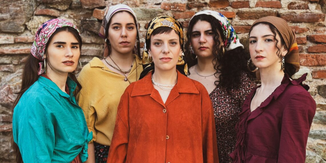 Θεσσαλονίκη: Ρομά γυναίκες «συνομιλούν» με μπαλαμές για τα έμφυλα στερεότυπα στην παράσταση No Woman’s Land