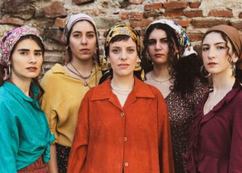 Θεσσαλονίκη: Ρομά γυναίκες «συνομιλούν» με μπαλαμές για τα έμφυλα στερεότυπα στην παράσταση No Woman’s Land