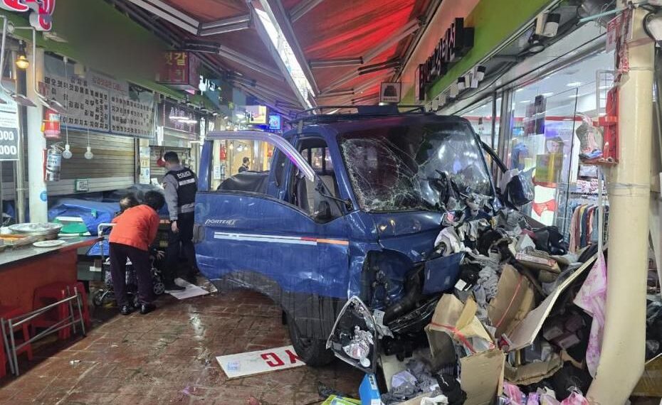 Φορτηγό έπεσε πάνω σε υπαίθρια αγορά στη Νότια Κορέα – Δύο νεκροί και δεκάδες τραυματίες