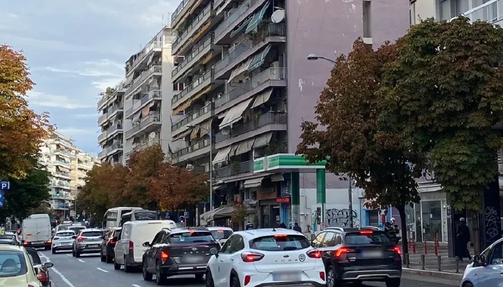 Θεσσαλονίκη στο «κόκκινο»: Κυκλοφοριακό χάος από τη βροχή και το κλείσιμο του Μετρό