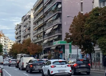 Θεσσαλονίκη στο «κόκκινο»: Κυκλοφοριακό χάος από τη βροχή και το κλείσιμο του Μετρό