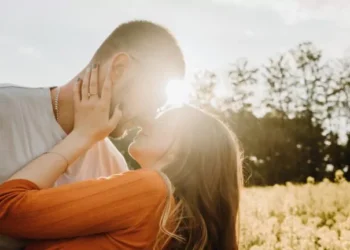 Ο μήνας των τρυφερών συνδέσεων: Ποια ζώδια θα ευνοηθούν στον έρωτα