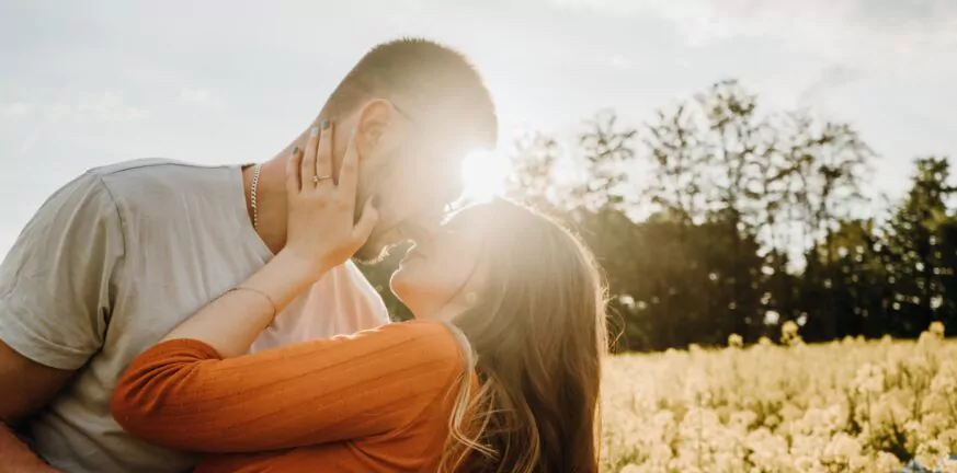 Ο μήνας των τρυφερών συνδέσεων: Ποια ζώδια θα ευνοηθούν στον έρωτα