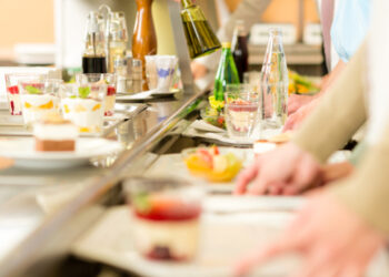 Έρευνα της «P» για τη σίτιση στο ΕΚΠΑ: Συμβάσεις υπό αμφισβήτηση και εικόνα κατάρρευσης