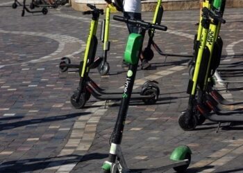 Ανήλικος άρπαξε πατίνι από νεαρό, τον απείλησε ότι κατέχει μαχαίρι