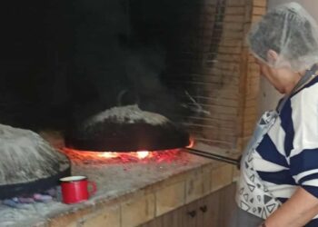 Θεσσαλονίκη: Ταξίδι στον χρόνο με χειροποίητες πίτες ψημένες όπως παλιά στο σατς