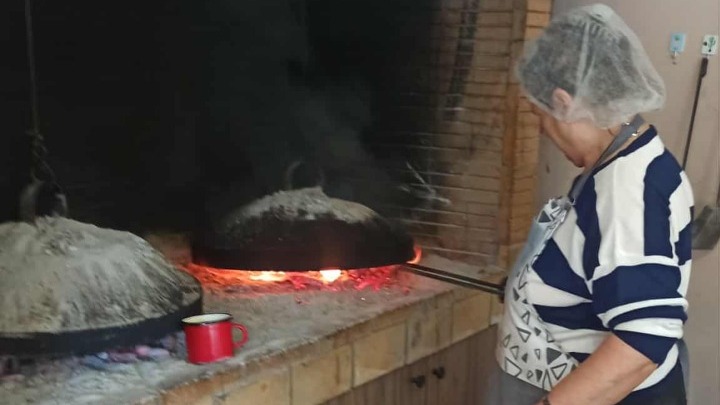 Θεσσαλονίκη: Ταξίδι στον χρόνο με χειροποίητες πίτες ψημένες όπως παλιά στο σατς