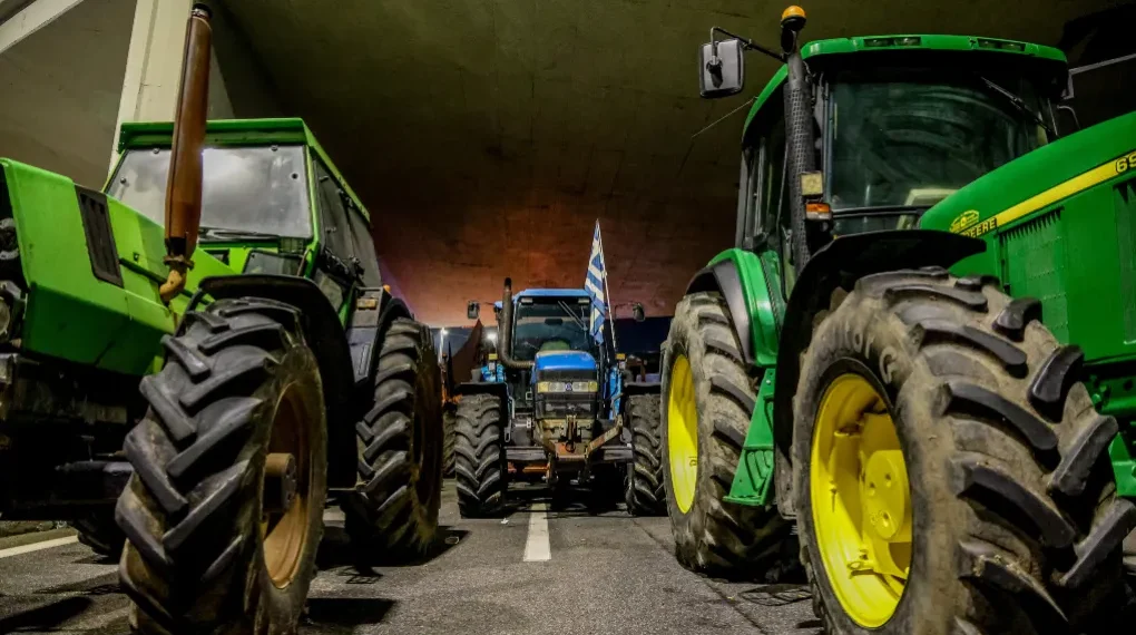 Μπλόκα αγροτών σε όλη τη χώρα: Πώς διαμορφώνεται η κυκλοφορία στους δρόμους