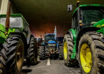 Μπλόκα αγροτών σε όλη τη χώρα: Πώς διαμορφώνεται η κυκλοφορία στους δρόμους