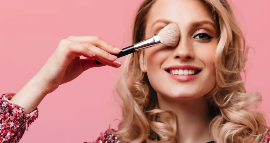 Ρεβεγιόν χωρίς άγχος: Πώς να κρατήσει το μακιγιάζ σου όλη νύχτα