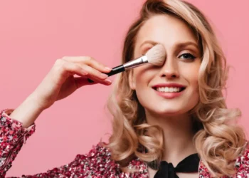 Ρεβεγιόν χωρίς άγχος: Πώς να κρατήσει το μακιγιάζ σου όλη νύχτα