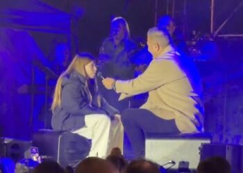 Θεσσαλονίκη: Η «μαγική« στιγμή του Αντώνη Ρέμου με την κόρη του στην φωταγώγηση του Χριστουγεννιάτικου δέντρου