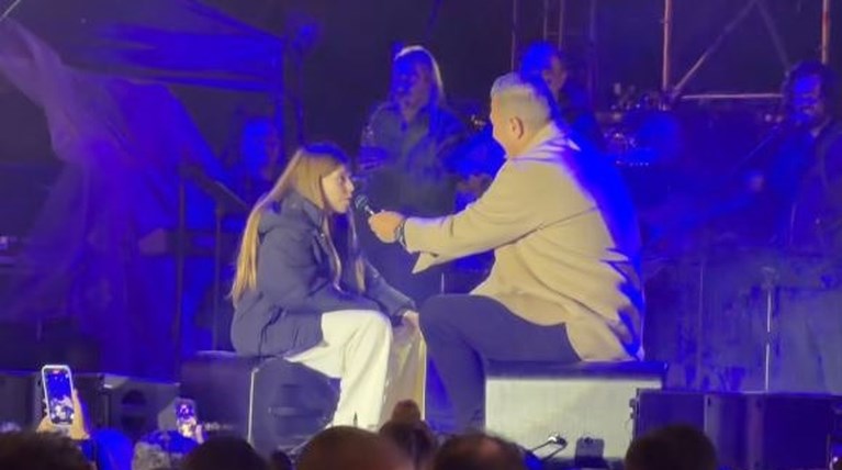 Θεσσαλονίκη: Η «μαγική« στιγμή του Αντώνη Ρέμου με την κόρη του στην φωταγώγηση του Χριστουγεννιάτικου δέντρου