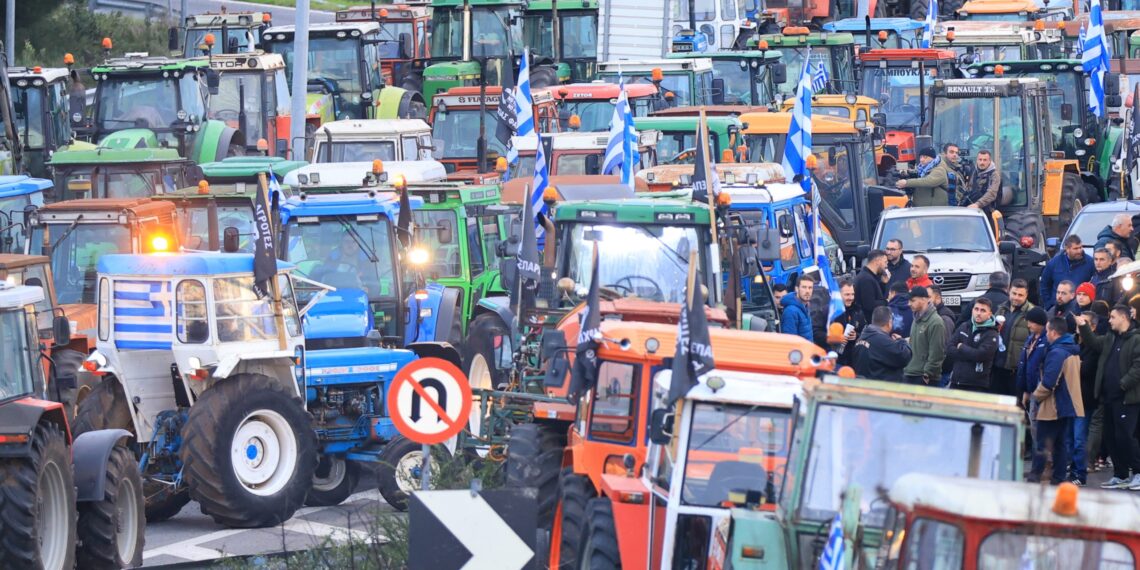 Αγροτικά μπλόκα με βαρύ λογαριασμό: «Καίγονται» πάνω από 120.000.000 ευρώ