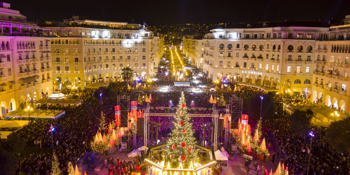 Σε εορταστικούς ρυθμούς μπαίνει η Θεσσαλονίκη με το άναμμα του χριστουγεννιάτικου δέντρου