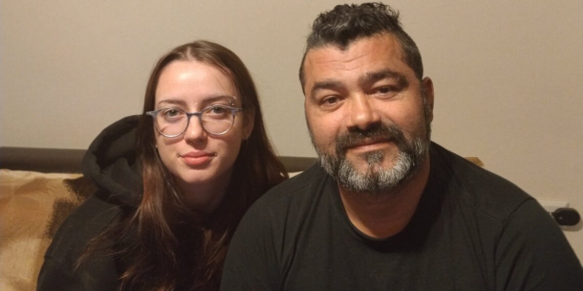 Ο Θεόδωρος Γρηγοριάδης χαμογελαστός δίπλα στην 16χρονη κόρη του Ελένη