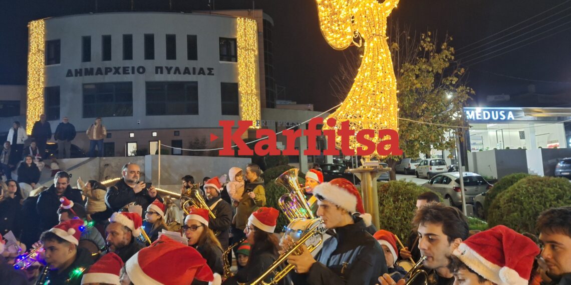 Σε ρυθμούς Χριστουγέννων η Πυλαία – Φωταγωγήθηκε το έλατο έξω από το πρώην δημαρχείο (ΦΩΤΟ+Video)