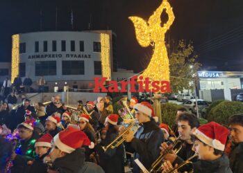 Σε ρυθμούς Χριστουγέννων η Πυλαία – Φωταγωγήθηκε το έλατο έξω από το πρώην δημαρχείο (ΦΩΤΟ+Video)