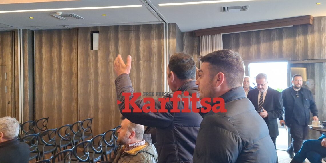 Εικόνες χάους στη συνέλευση της ΠΕΔΚΜ, παρουσία Λιβάνιου: Κτηνοτρόφοι έκαναν παρέμβαση – «Έχετε ευθύνες για αυτό που πάθαμε» (ΦΩΤΟ+Video)