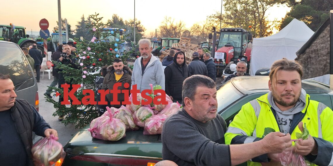 Θεσσαλονίκη – Πράσινα Φανάρια: Παραγωγοί λαϊκών αγορών μοίρασαν λαχανικά σε διερχόμενους του μπλόκου (ΦΩΤΟ+Video)