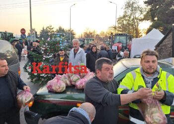 Θεσσαλονίκη – Πράσινα Φανάρια: Παραγωγοί λαϊκών αγορών μοίρασαν λαχανικά σε διερχόμενους του μπλόκου (ΦΩΤΟ+Video)