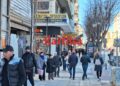 Απτόητοι από τους δυνατούς ανέμους Θεσσαλονικείς και επισκέπτες – «Βούλιαξε» το κέντρο για βόλτες και ψώνια (ΦΩΤΟ+Video)