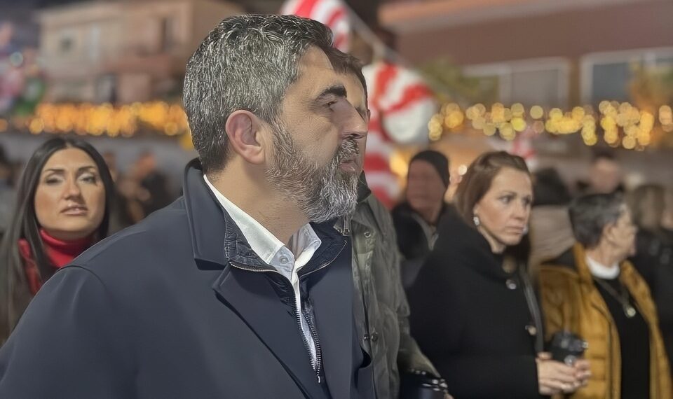 Η εμφάνιση εξπρές του Φάνη Παππά στη Βουλή