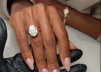 Το μανικιούρ των Χριστουγέννων έχει όνομα και λέγεται crystal nails! (photo)