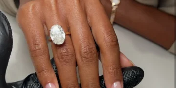 Το μανικιούρ των Χριστουγέννων έχει όνομα και λέγεται crystal nails! (photo)