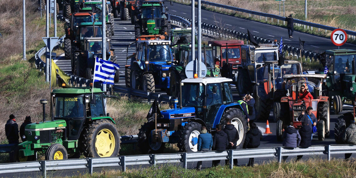 Μπλόκα, εκτροπές και πολύωρη ταλαιπωρία για τους εκδρομείς της Πρωτοχρονιάς
