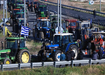 Μπλόκα, εκτροπές και πολύωρη ταλαιπωρία για τους εκδρομείς της Πρωτοχρονιάς