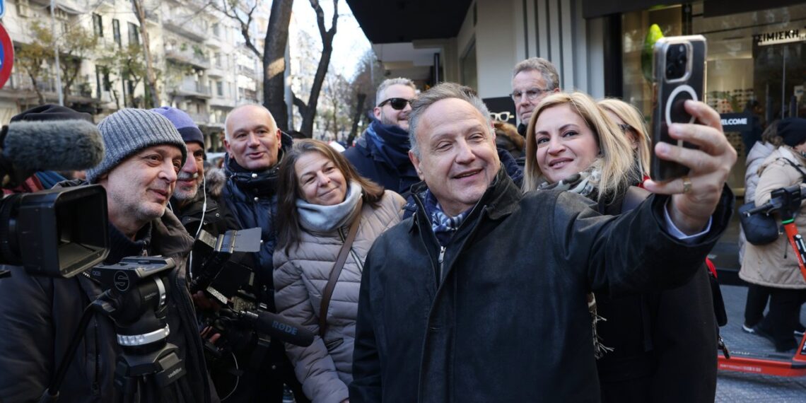 Ο δήμαρχος Θεσσαλονίκης έκανε βόλτα στους δρόμους και αντάλλαξε ευχές – «Εδώ ο ένας για τον άλλον»