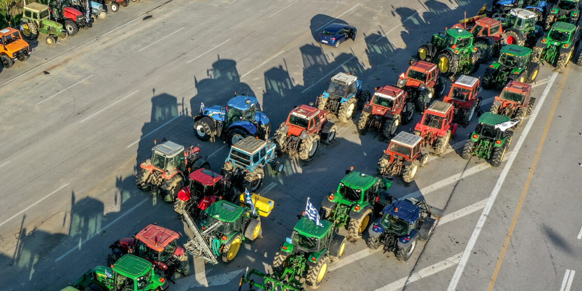 Ανοίγουν τα διόδια, ανοίγουν και τις καρδιές: Οι αγρότες μοιράζουν προϊόντα και μηνύματα