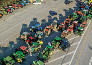 Ανοίγουν τα διόδια, ανοίγουν και τις καρδιές: Οι αγρότες μοιράζουν προϊόντα και μηνύματα