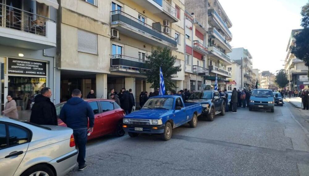 Κομοτηνή: Διαμαρτυρία αγροτών έξω από το πολιτικό γραφείο του Ευριπίδη Στυλιανίδη