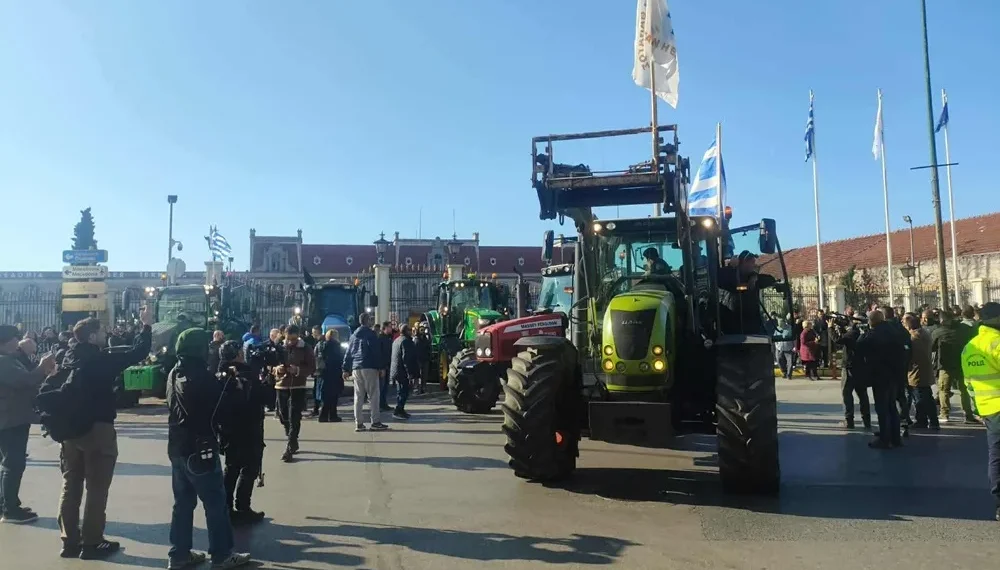 Μαζική απόβαση αγροτών στο λιμάνι της Θεσσαλονίκης — Πάνω από 100 τρακτέρ και 1.000 παραγωγοί στο συλλαλητήριο
