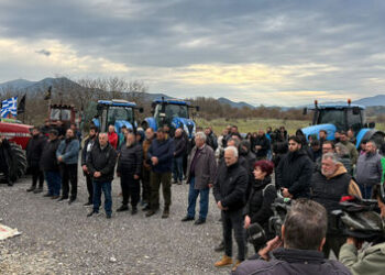 Αγρότες απέτισαν φόρο τιμής στα 57 θύματα της τραγωδίας των Τεμπών (video)