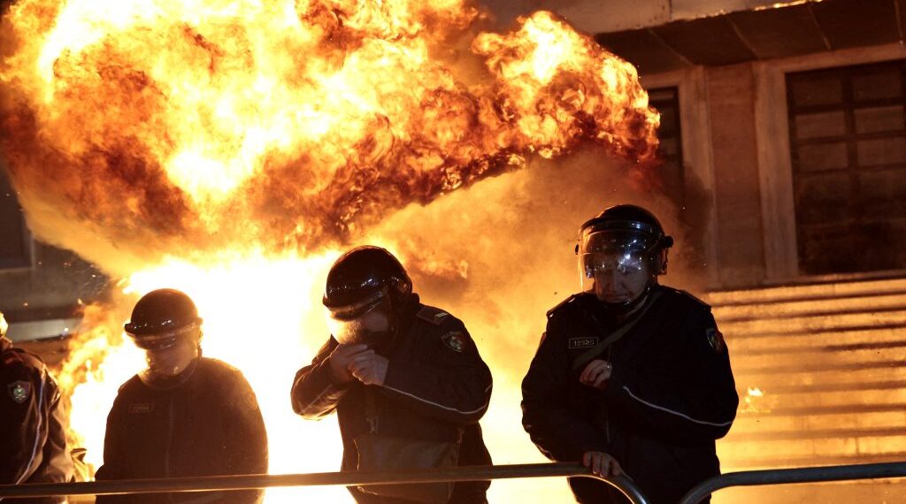 Επεισόδια στην Αλβανία: Διαδηλωτές επιτέθηκαν με μολότοφ στο γραφείο του Έντι Ράμα