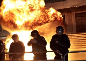 Επεισόδια στην Αλβανία: Διαδηλωτές επιτέθηκαν με μολότοφ στο γραφείο του Έντι Ράμα