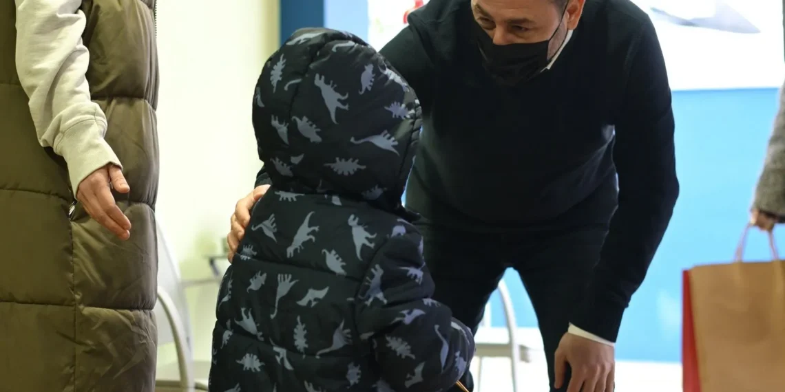 Επίσκεψη Ανδρουλάκη στον ξενώνα της «Φλόγας»: «Η Πολιτεία έχει χρέος να δίνει οξυγόνο και φτερά σε τέτοιες πρωτοβουλίες»