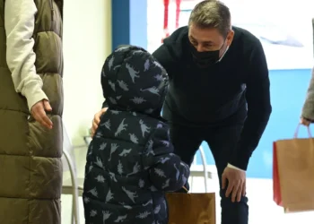 Επίσκεψη Ανδρουλάκη στον ξενώνα της «Φλόγας»: «Η Πολιτεία έχει χρέος να δίνει οξυγόνο και φτερά σε τέτοιες πρωτοβουλίες»