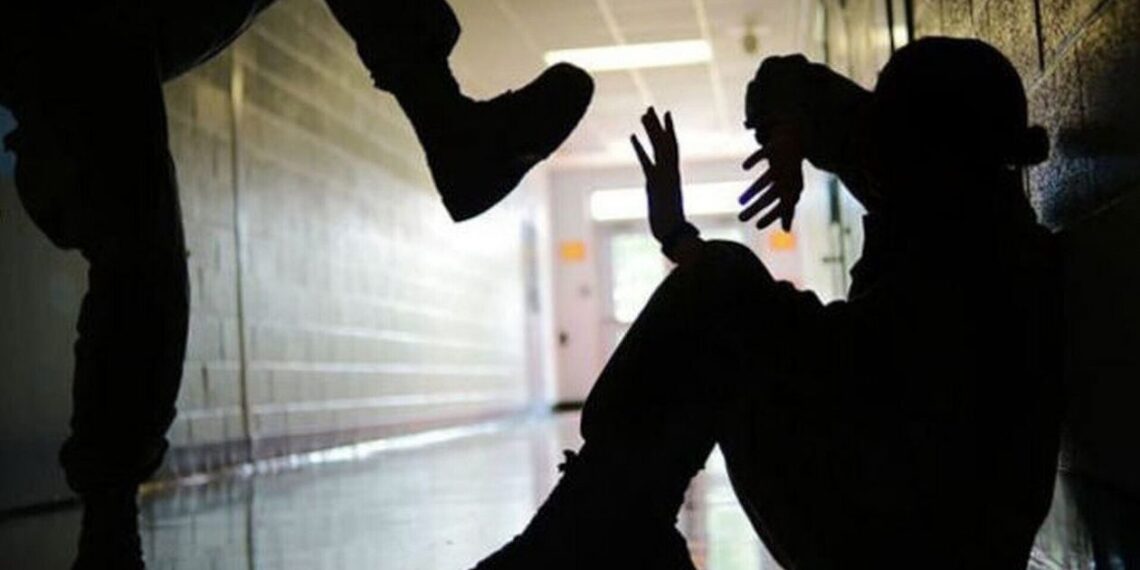 Βία χωρίς όρια στο Ωραιόκαστρο: Δύο άνδρες επιτέθηκαν σε 13χρονο μέσα στο γήπεδο