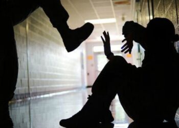 Βία χωρίς όρια στο Ωραιόκαστρο: Δύο άνδρες επιτέθηκαν σε 13χρονο μέσα στο γήπεδο