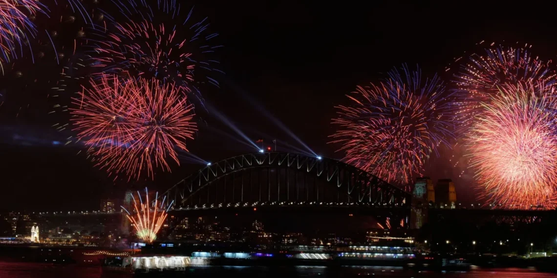 Ο πλανήτης υποδέχεται το 2026: Εντυπωσιακό σόου πυροτεχνημάτων (Video&Photos)