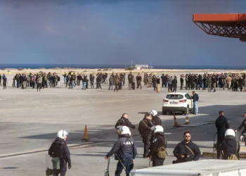 Εισέβαλαν στην πίστα του αεροδρομίου οι αγρότες στο Ηράκλειο (video)