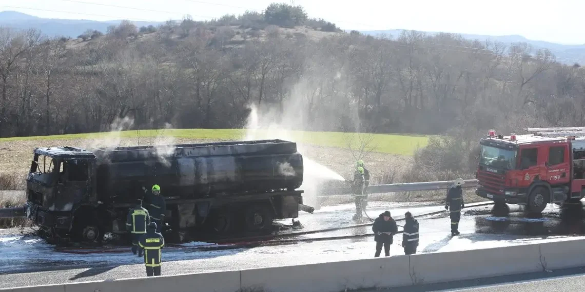 Βυτιοφόρο κάηκε στην ΕΟ Θεσσαλονίκης-Σερρών: Σώος ο οδηγός, διακόπηκε προσωρινά η κυκλοφορία