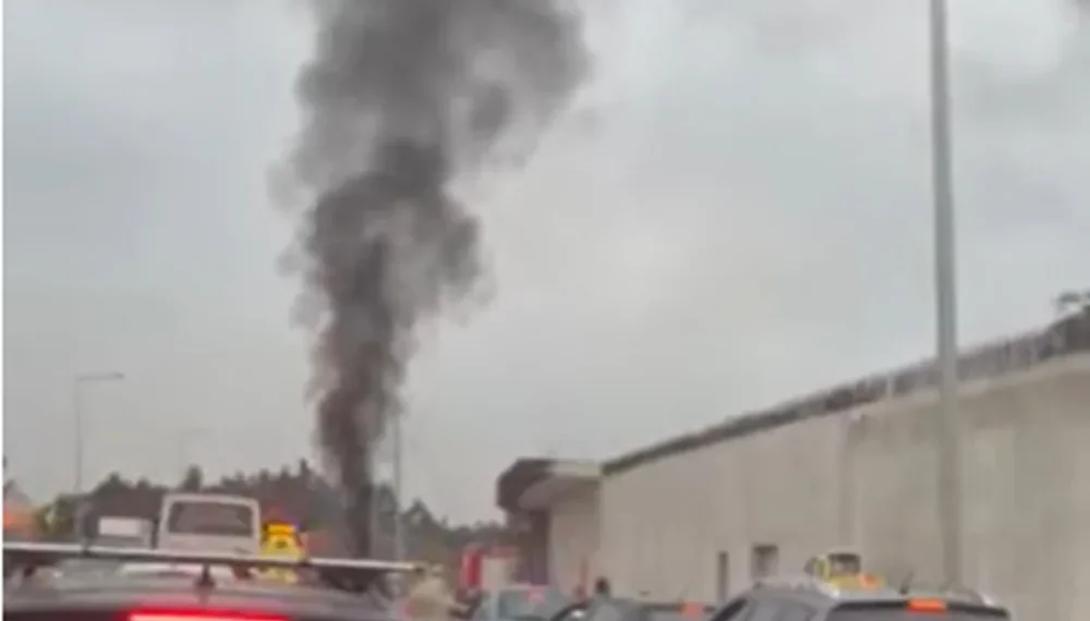 Φωτιά σε αυτοκίνητο στην Περιφερειακή οδό στο ύψος του κόμβου Κωνσταντινουπολίτικων